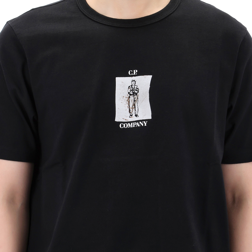 24SS CP컴퍼니 머서라이즈 저지 트위스트 그래픽 티셔츠 16CMTS163A 999톰브라운,몽클레어